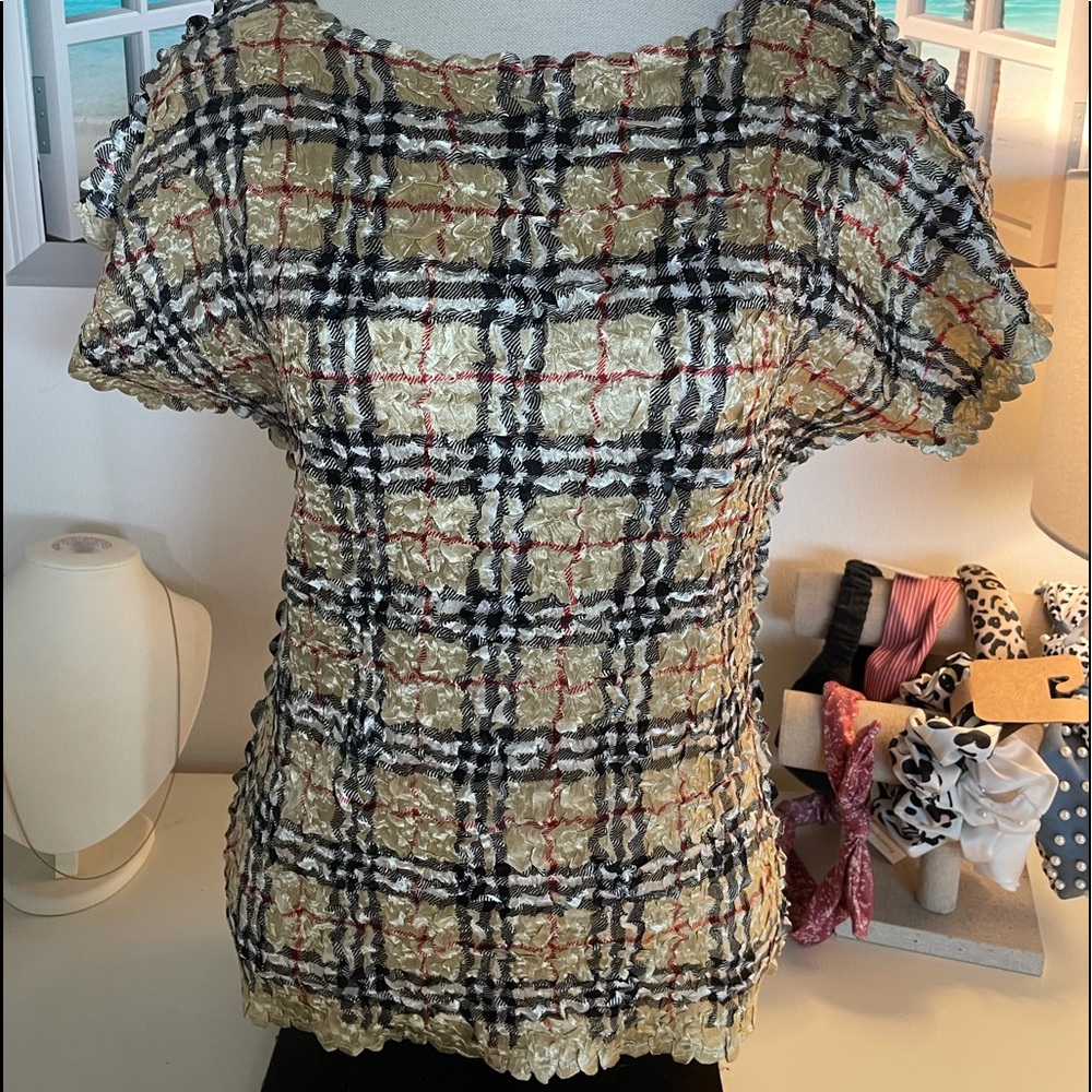 Crinkle on polyester beautiful “silk feel” blouse